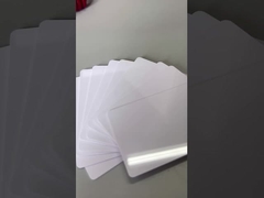 تأثير البطاقة المصفوفة بطبقة لامعة