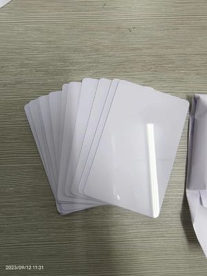 بطاقة بيضاء فارغة قابلة للطباعة الحرارية من PVC Cr80 54 * 85.6mm لإنتاج البطاقات