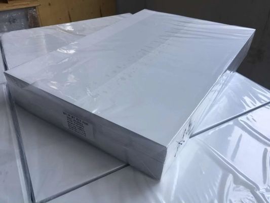الصديق للبيئة 0.3mm اللون الأبيض الطباعة المكررة ورقة البلاستيكية البلاستيكية لإنتاج بطاقة سمات