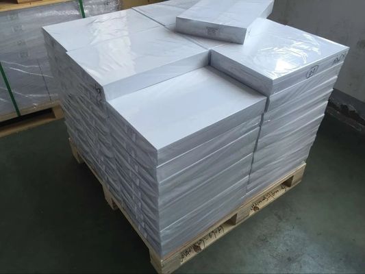 الصديق للبيئة 0.3mm اللون الأبيض الطباعة المكررة ورقة البلاستيكية البلاستيكية لإنتاج بطاقة سمات