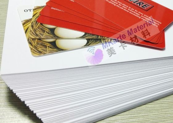 طباعة رقمية بيضاء من جانب واحد صفائح PVC أداء متفوق لمقاومة الشيخوخة