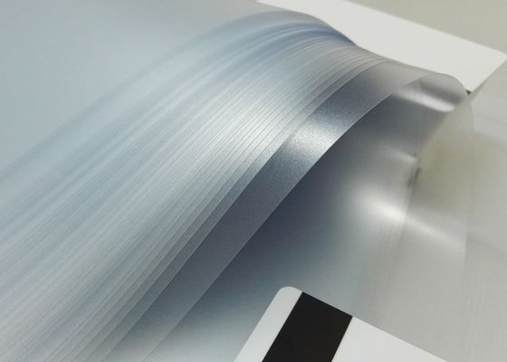 فيلم تغليف PVC قابل للطباعة مع انزلاق بطيء وتدرج 0.04-0.10 مم لتصفيح البطاقات