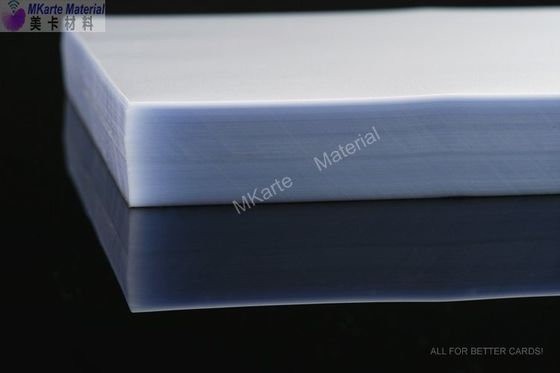 0.10mm بولي كلوريد الفينيل بطاقة المواد المغلفة تراكب فيلم بطاقة البنك استخدام الرقمية / نفث الحبر / طباعة أوفست